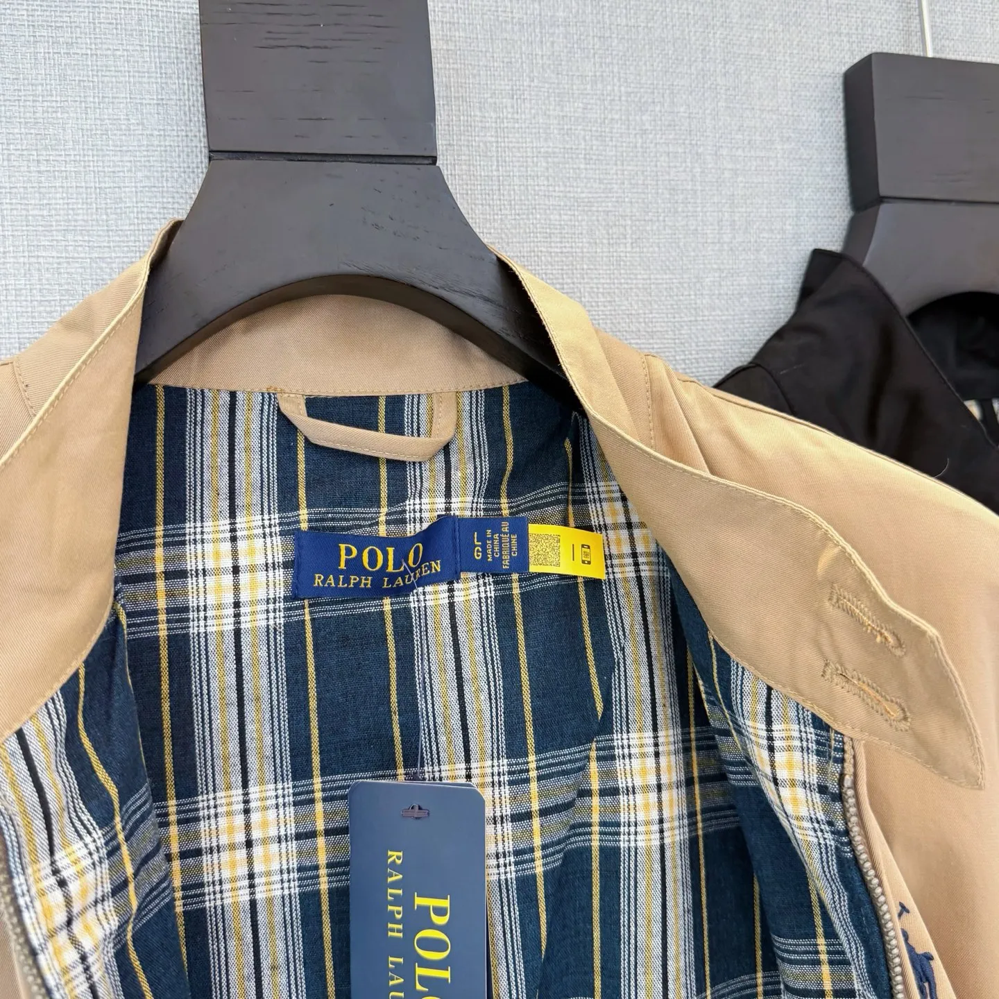 P350 model number: R05 Ralph Lauren unisex old money style old cadre stand collar workwear Harrington jacket color #khaki black size #M L The fabric has a double-layer shin feel and is full of weight! It's not as heavy as a regular jacket, and the ordinary cotton material feels really different. This one is super comfortable, soft and stylish, and has a green plaid interior that has a retro movie fashion feel! The fit is loose but not baggy. The size is just right and not picky. The dropped shoulder design modifies the shoulders without making them look bulky. This silhouette is a style that will never go out of style after being worn for a long time. The upper body is also very durable and recognizable. The loose and reasonable fit can be worn by both men and women. It is easy to create a clean and refreshing boyish look. Length: 68/70/72/74 Bust: 122/126/130/134 Shoulder width: 53/54/55/56 Sleeve length: 65/66/67/68